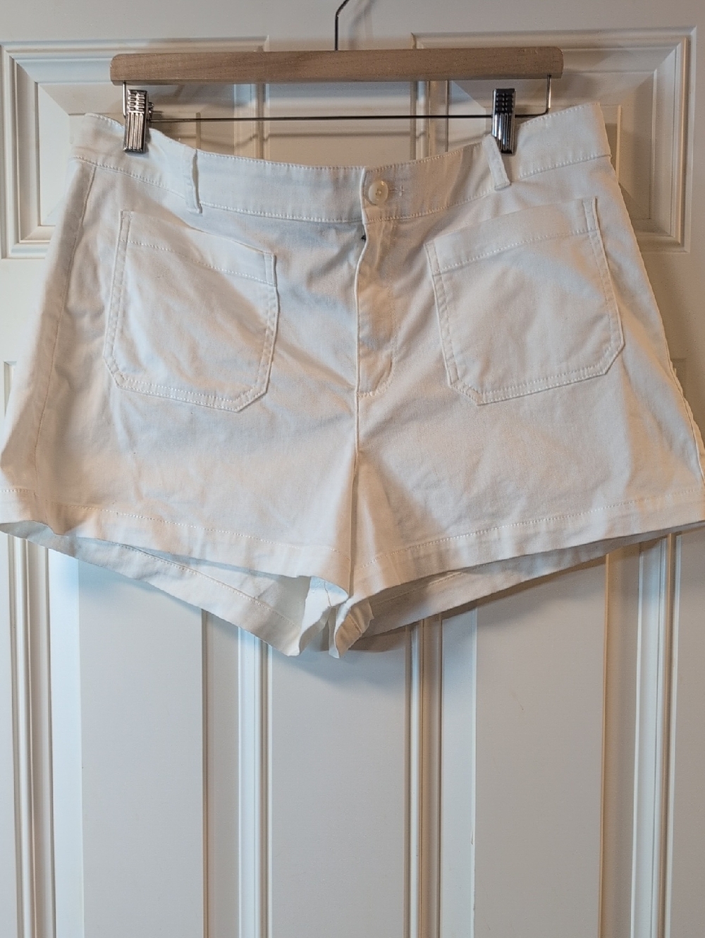 J.Crew Patch‑Pocket Chino Shorts – Size 14 – White